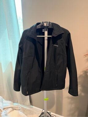 Columbia Men's Black Softshell Jacket with Zip Pockets
